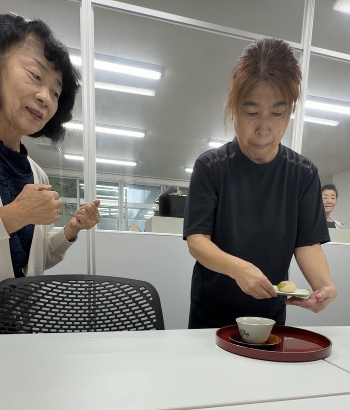 お菓子を先にお出しします。